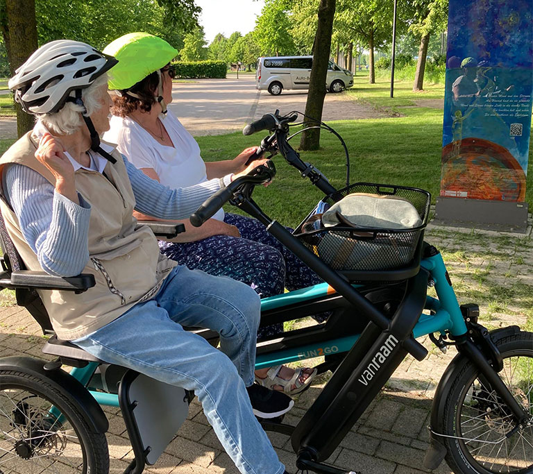 Ein Parallel-Tandem ermöglicht auch Menschen, die nicht Radfahren können, den Pilgerradweg zu erleben. Foto: Marlies Sandbothe