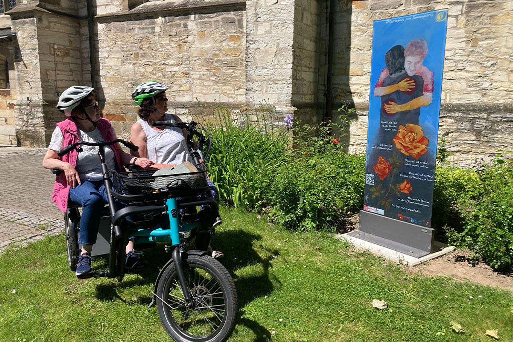 Ein Parallel-Tandem ermöglicht auch Menschen, die nicht Radfahren können, den Pilgerradweg zu erleben. Foto: Marlies Sandbothe