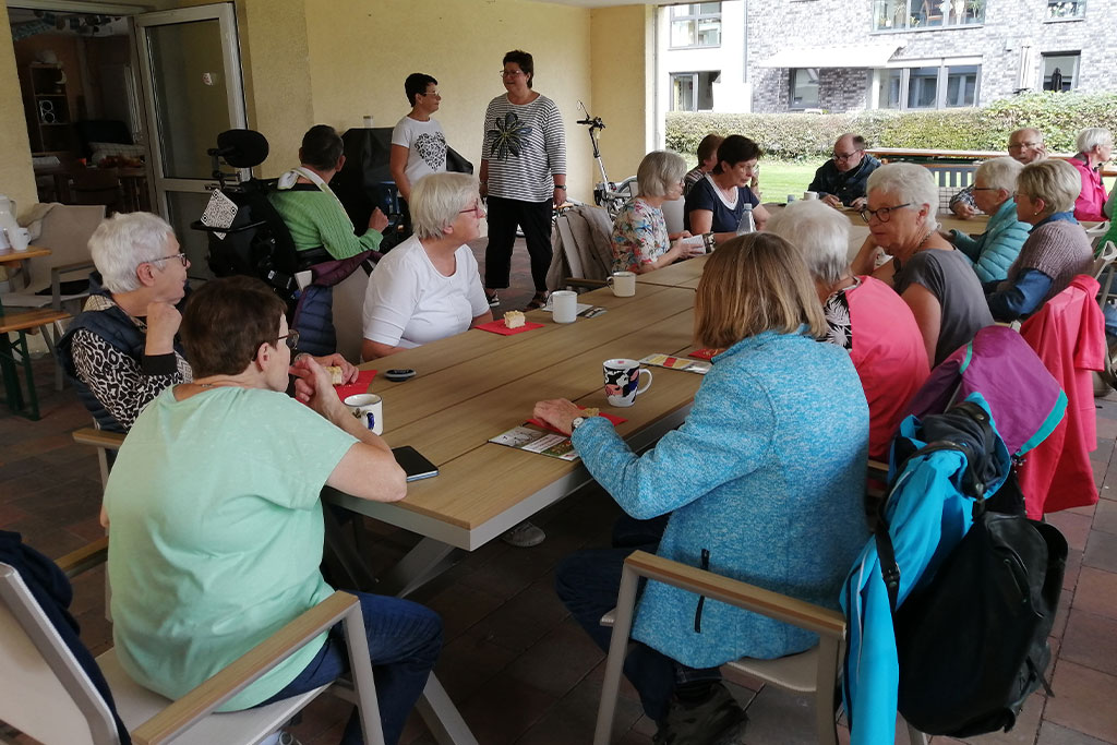 Pilgergruppe der kfd beim Kaffee im Garten des Franziskushauses.